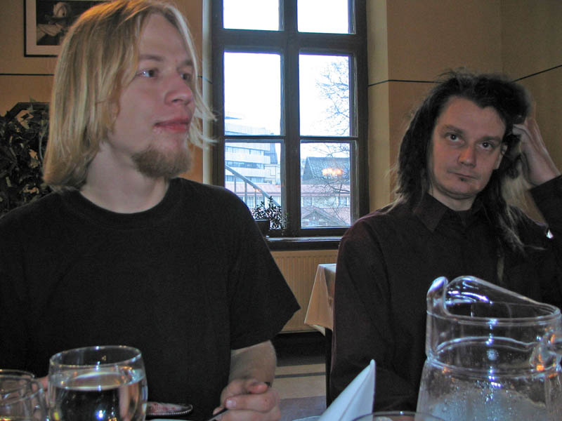 Dakkus and tiura waiting for their orders